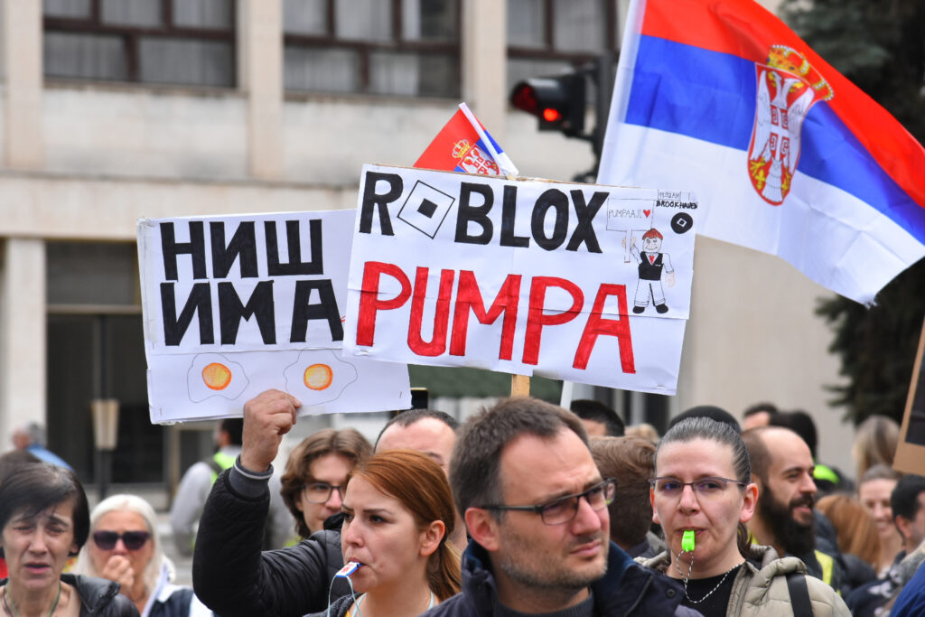 Тхе Фрее Университy оф Нис организед а протест цаллед "Ундер тхе магнифyинг гласс оф сциенце".Слободни универзитет у Нису организовао је протест под називом "Под лупом науке".