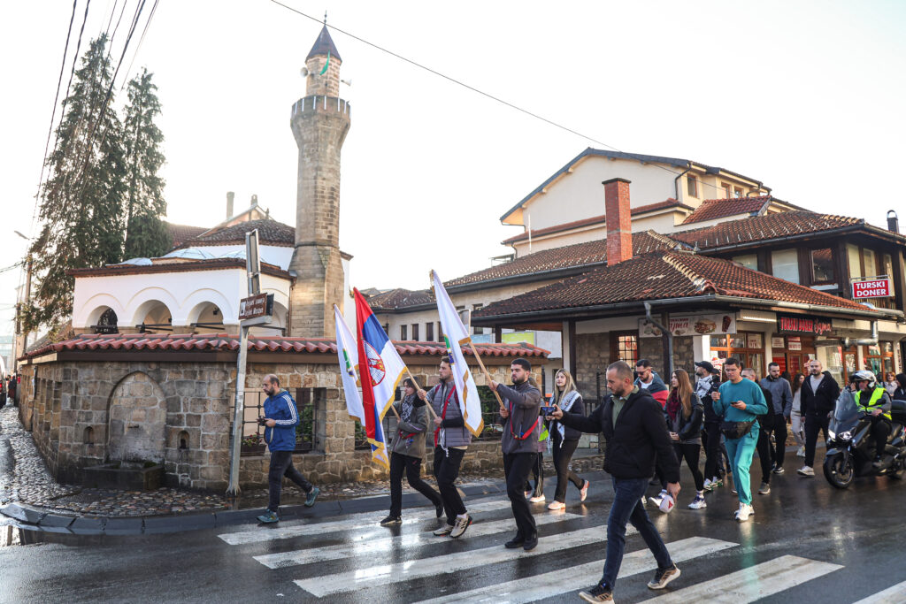 Organized by the Sandzak Center for Democracy, 15 members set off on a relay walk from Novi Pazar to Novi Sad, in order to attend a commemorative gathering in that city on November 1.U organizaciji Sandzackog centra za demokratiju 15 clanova je krenulo u stafetnu setnju od Novog Pazara do Novog Sada, kako bi 1. novembra prisustvovali komemorativnom skupu u tom gradu.