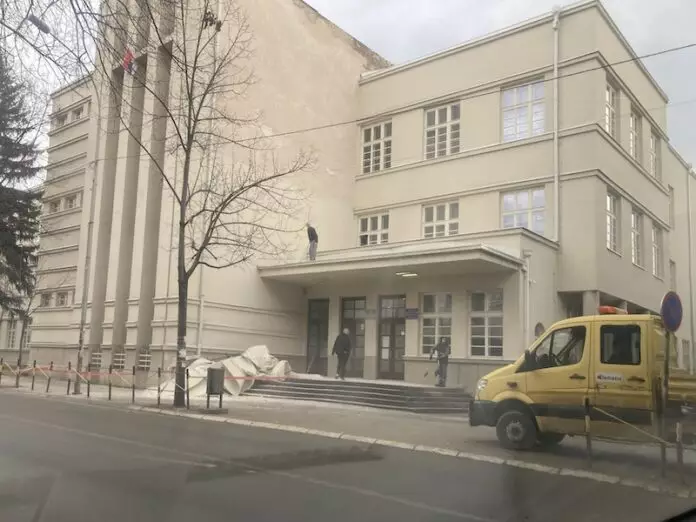 гимназија-1-696x522-1