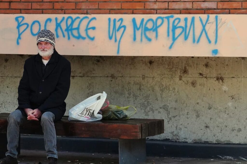 1774513858-Beograd-covek-na-klup.format-avif.width-1200