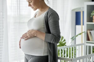 pregnant-woman-strobing-her-big-abdomen-2026-01-06-10-56-35-utc-1536x1025