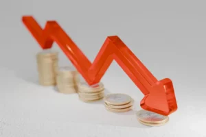 decreasing-stacks-of-coins-with-a-red-downward-arr-2026-01-09-12-03-46-utc-1536x1024